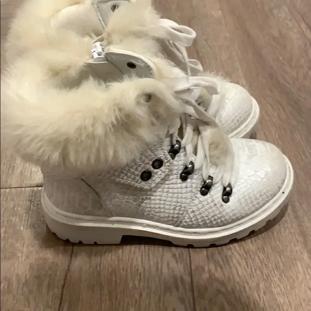 💕Last deal 💕White faux fur trimmed boot